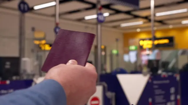 Паспорти билан аэропорт текширувига яқинлашаётган инсон қўли