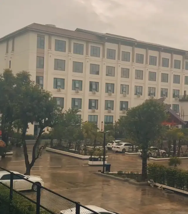 မြဝတီမြို့ ၁၂ ဂိတ်အနီး ခရမ်းပြာကျားဖြန့်ဆိုက်ထဲက အဆောက်အဦတချို့ (ပုံဟောင်း)