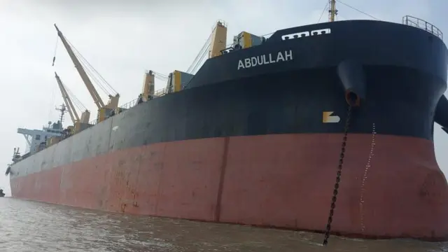 Katta tos uchun jinsiy pozitsiyalar Hojatxonada külotlu çorapda onlayn porno