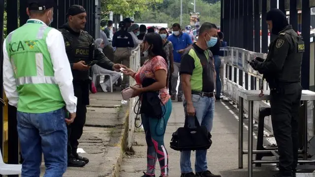 Personas presentan su documentación en la frontera entre Venezuela y Colombia