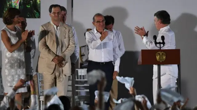 Humberto De la Calle es aplaudido.