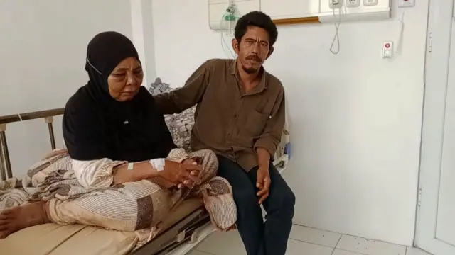 Nenek Saudah (kiri) bersama anaknya Iswandi Lubis (kanan). 
