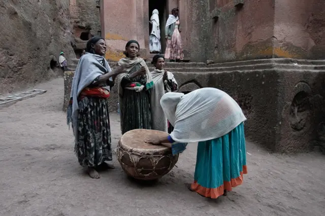Badnji dan protiče uz zvukove negarita, bubnjeva kakvi se koriste tokom verskih obreda Etiopske pravoslavne tevahedo crkve.