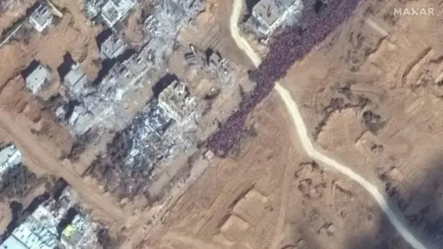 इस सैटेलाइट तस्वीर में नवंबर 2023 में ग़ज़ा के लोगों का उत्तर से दक्षिण की ओर पलायन दिख रहा है