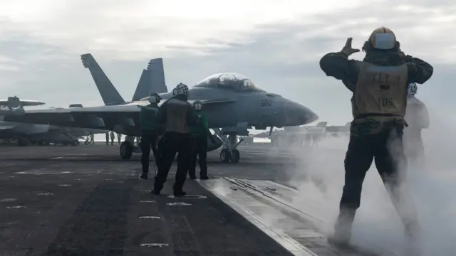 Взлетно-посадочная полоса на борту авианосца "Теодор Рузвельт"