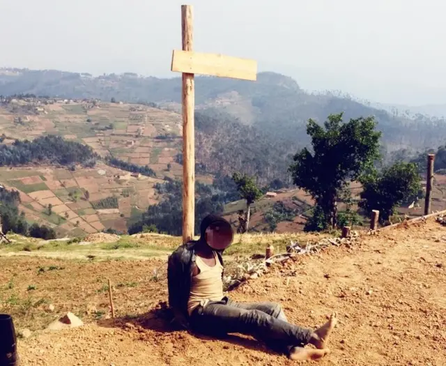 Bavuga ko uwo mushoramari yanditse kuri icyo giti ngo 'Gorogota y'abajura'