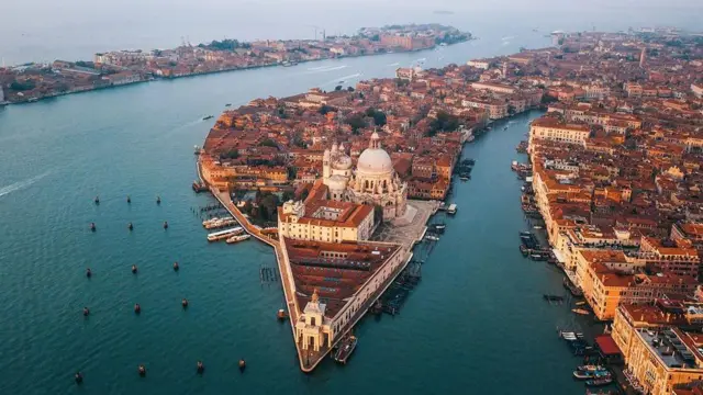 நீரில் மிதக்கும் வெனிஸ் நகரம் கட்டமைக்கப்பட்டது எப்படி? கட்டடக் கலை வரலாறு