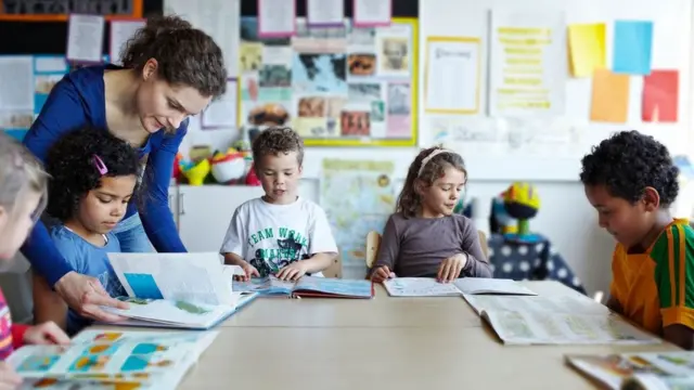 كانت الدنمارك هي أول دولة أوروبية تعيد فتح مدارسها ودور الحضانة ورعاية الأطفال في أراضيها