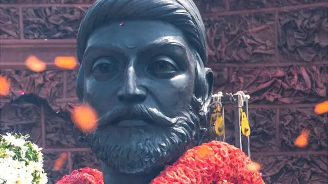 શિવાજી નાસી છૂટ્યા છે એ સાંભળતા જ ઔરંગઝેબ સ્તબ્ધ થઈ ગયા. તેમણે બંને હાથોથી પોતાનું માથું પકડી લીધું અને ઘણા સમય સુધી આવી જ સ્થિતિમાં બેઠા રહ્યા.