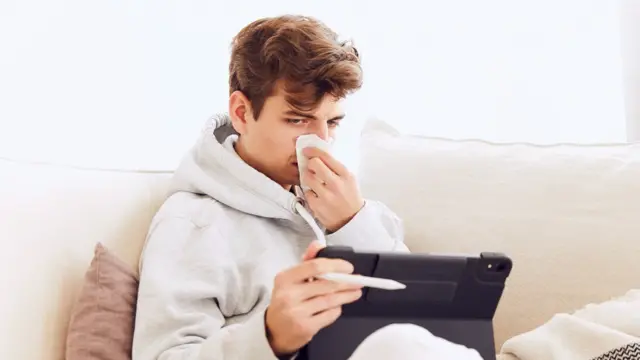 Hombre joven en la cama enfermo