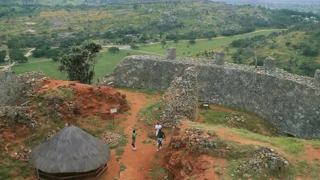Les Européens de la fin du XIXe et du début du XXe siècle ont attribué la construction à des étrangers et à des explorateurs, plutôt qu'aux Africains.