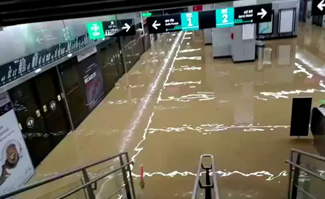 मुंबईमधील वरळी येथील अॅक्वा लाईन 3 चे नुकतेच उद्घाटन झालेले भूमिगत मेट्रो स्टेशनमध्ये आज सकाळी पाणी शिरले.