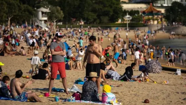 یکشنبه آفتابی در ساحلی در هنگ‌کنگ