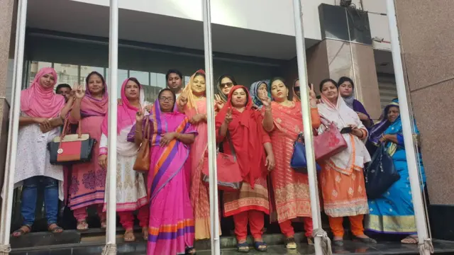 মনোনয়নপত্র সংগ্রহে দেশের নানা প্রান্ত থেকে বিএনপি কার্যালয়ে ভীড় করেন মনোনয়ন প্রত্যাশি ও তাদের সমর্থকরা।