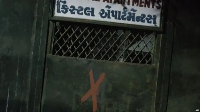 ਗੁਜਰਾਤ ਵਿੱਚ ਲੱਗੇ ਘਰਾਂ ਬਾਹਰ ਕਾਟੇ ਦੇ ਨਿਸ਼ਾਨ