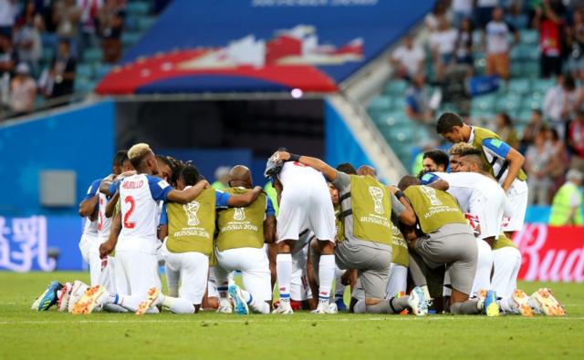 Tras la derrota los jugadores panameños se juntaron en el centro del campo.