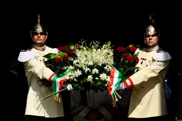 زهور محمولة أمام نعش سيلفيو برلسكوني أثناء إخراجه من كاتدرائية ميلانو - دومو دي ميلانو - لحضور جنازته الرسمية