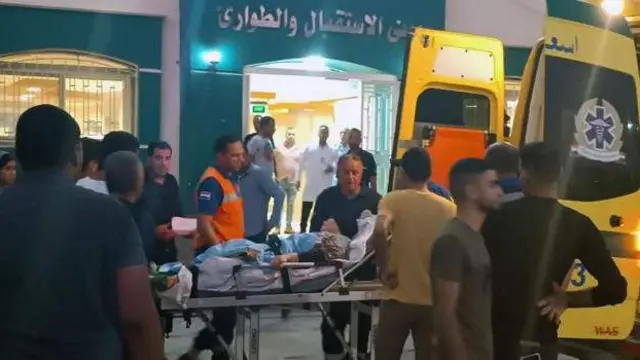 গাজার আহত এক বাসিন্দাকে হাসপাতালে নেয়া হচ্ছে।