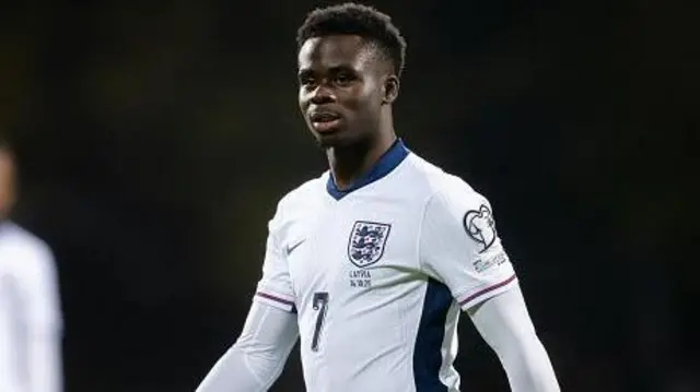 Bukayo Saka wear England national team jersey