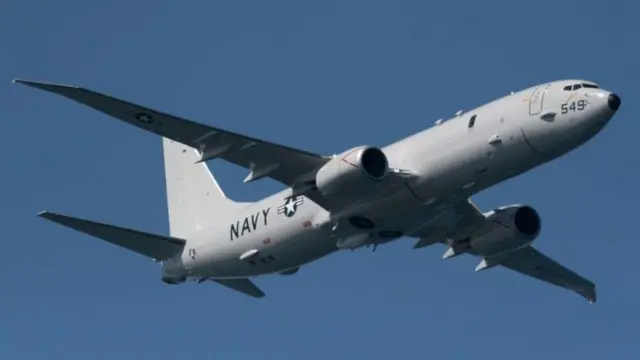 Poseidon P-8 da Boeing, voando em 2019. Ele é equipado com uma série de tecnologias de sensores remotos para detectar submarinos.