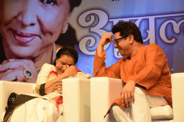 राज ठाकरे यांनी आशा भोसले यांच्यासमवेतचा फोटो पोस्ट केला आहे.