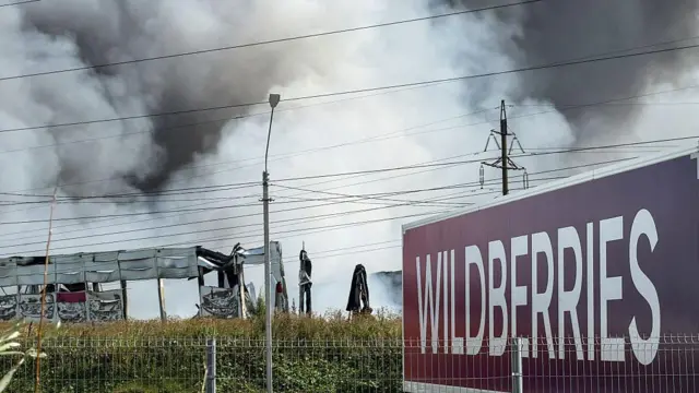 16 августа 2026 года над логистическим комплексом российской компании Wildberries, расположенным недалеко от Подольска под Москвой, поднимается столб дыма в результате пожара