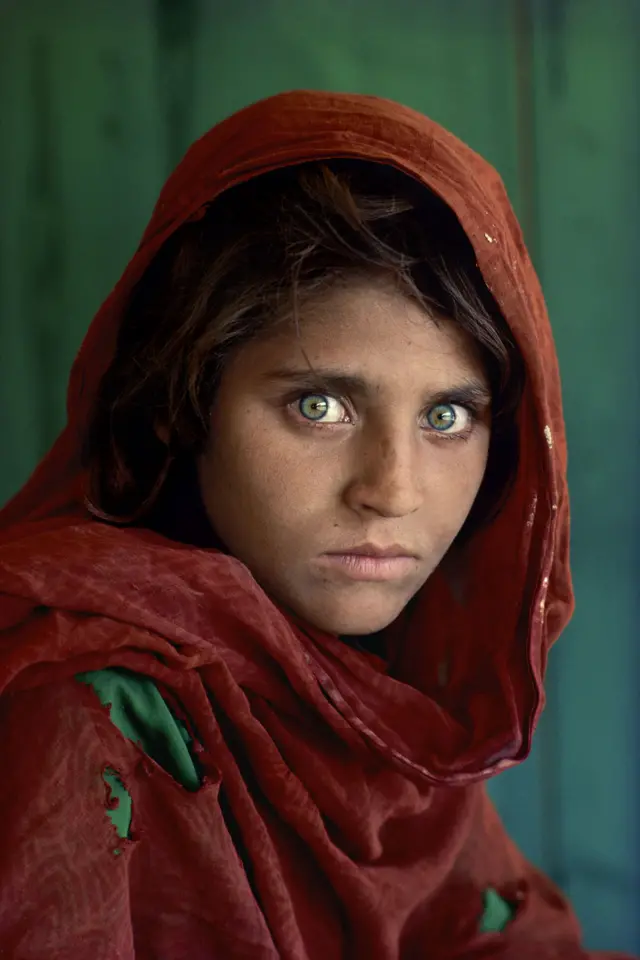 Sharbat Gula, akiwa kambi ya wakimbizi ya Nasir Bagh eneo la Peshawar, Pakistan 1984.