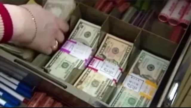 ডলার জমা করা হচ্ছে