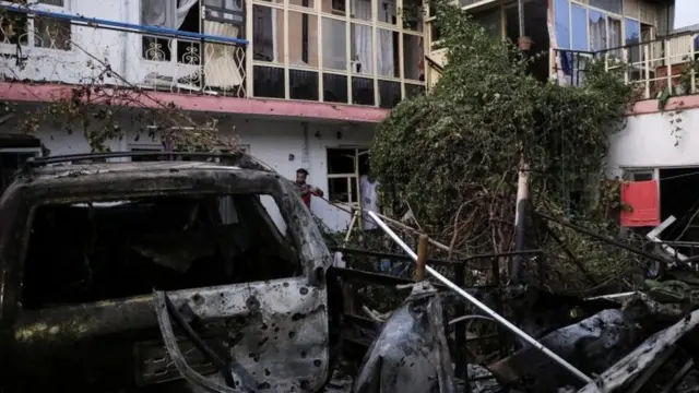 Rumah yang hancur akibat serangan roket pada Minggu (29/08) di Kabul.