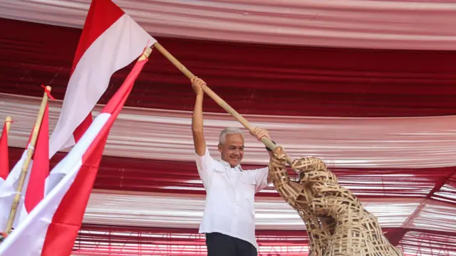 Ganjar Pranowo meletakkan tongkat bendera Merah Putih di monumen saat mengikuti Deklarasi Pemilu Damai 2024 di Lapangan Pancasila, Semarang, Jawa Tengah, Minggu (3/9/2023).