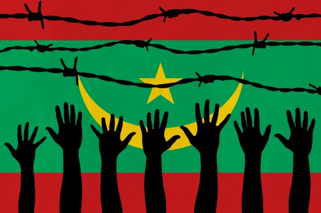 Drapeau mauritanien derrière une clôture barbelée. Groupe de mains humaines. Concept de liberté et de propagande - illustration d'archive