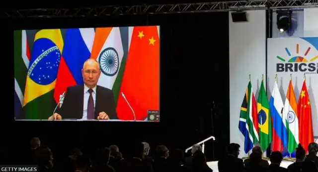 Россия Президенти Владимир Путин экранда. БРИКС саммитида видео конференция шаклида қатнашаяпти