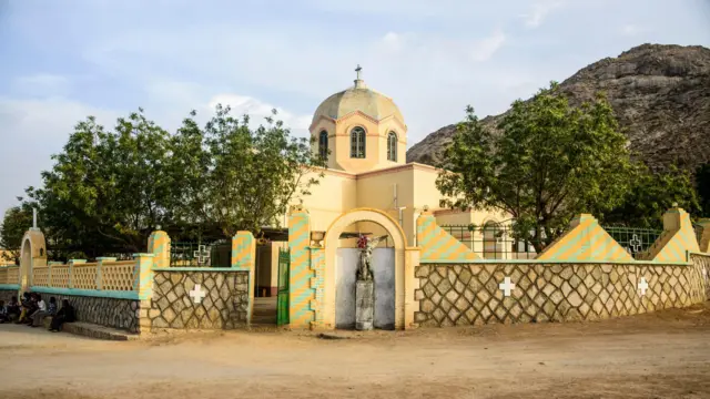 ቤተ ክርስትያን ቅዱስ ሚካኤል ከረን፡ ኣባ ተኽለማርያም ዘርኣ-ክህነት ዝተመሃሩላ