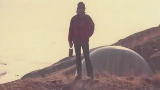 فیلیپ مک‌کیب جوان در کنار آنتن جاسوسی سیا در ارتفاعات کبکان - کنار مرز ایران و شوروی