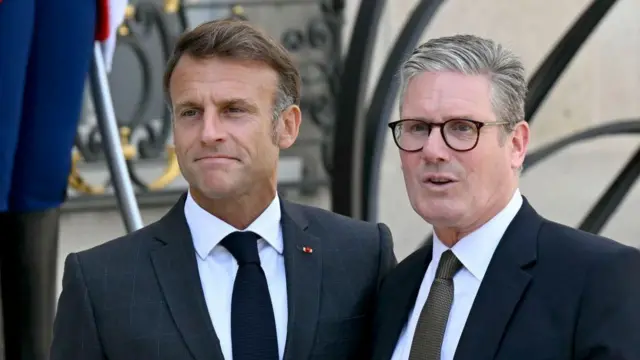 Президент Франції Еммануель Макрон вітає прем’єр-міністра Великої Британії Кіра Стармера, коли він прибув до Єлисейського президентського палацу на зустріч 29 серпня 2024 року в Парижі, Франція.