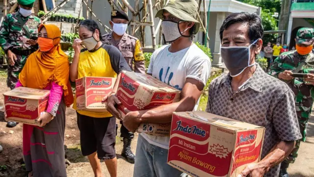 Warga menerima bantuan