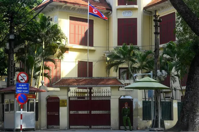 一名越南警察在朝鲜驻越南大使馆外站岗（6/2/2019）