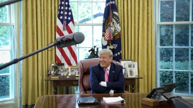 Дональд Трамп Ак үйдөгү иш бөлмөсүндө