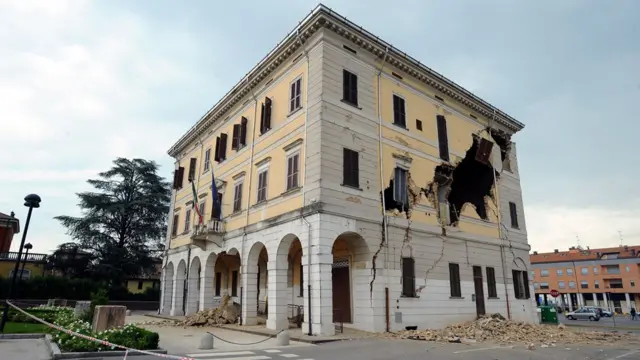 Edifício afetado por terremoto no norte da Italia