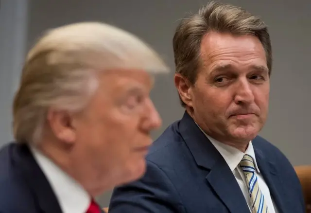 Cumhuriyetçi Parti'den Arizonalı senatör Jeff Flake (sağda) medyaya karşı yaklaşımından ötürü Trump'ı Stalin'e benzetti.