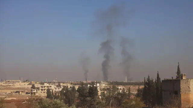 Umwotsi wabonetse uzamuka hejuru y'ikirere cy'i Aleppo nyuma y'igitero cy'Uburusiya kuri uwo mujyi 