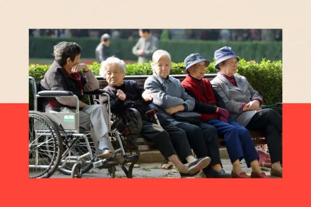 Grupo de ancianos sentados un día de sol en el parque 