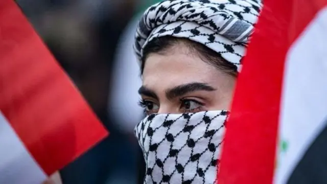 पॅलेस्टिनी लोकांच्या बाजूने निघणाऱ्या मोर्चांमध्ये पारंपारिक कफिया परिधान केलेले आंदोलक दिसतात.