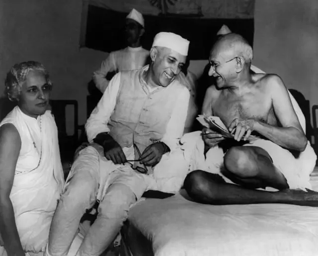 પંડિત નહેરુ ગાંધી સાથે- બીબીસી ગુજરાતી 