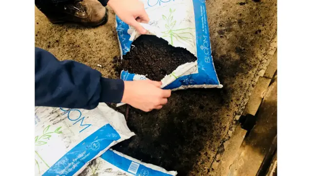 비료 '블룸'은 워싱턴 DC의 하수 처리장에서 나오는 처리물로 만들어진다