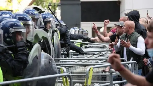 Polisi wakikabiliana na waandamanaji