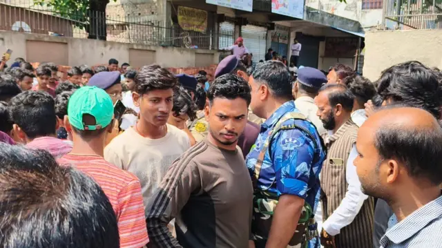 गुरुवार सुबह हुई घटना के बाद फ़ारबिसगंज बाज़ार समिति के पास इकट्ठा लोगों की भीड़