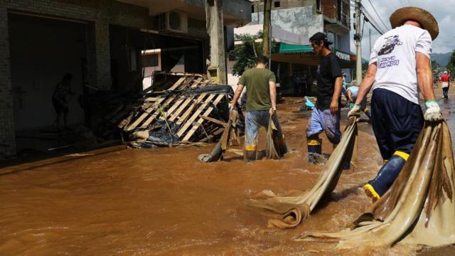 Pessoas limpando casas depois da chuva que alagou regies inteiras na cidade de Roca Sales, no Rio Grande do Sul