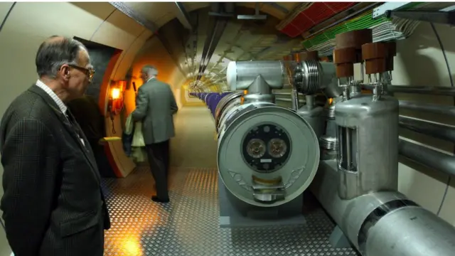 செர்ன் - புதிய துகள் - பேரண்டம் - குவார்க் - அணு ஆராய்ச்சி