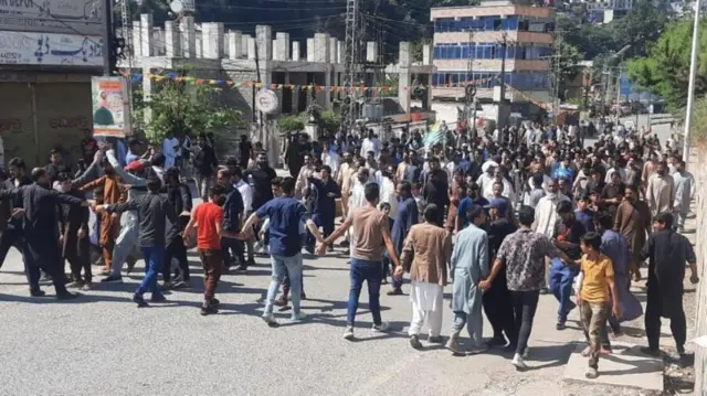 प्रदर्शनकारियों से समझौता करना चाहती है सरकार